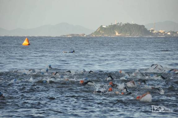 Atletas fazem a parte de natação do triatlo de Caiobá, litoral do Paraná